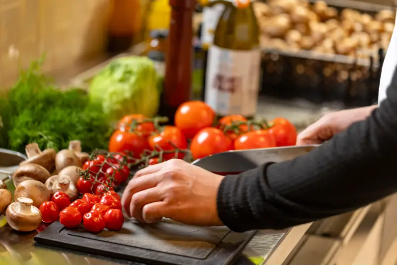 Färska tomater förbereds för hand i köket